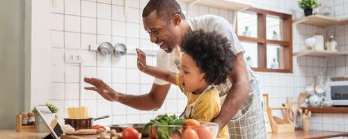 G1237702412-Father_and_son_cooking-ULcom-HEADER-2400x1600